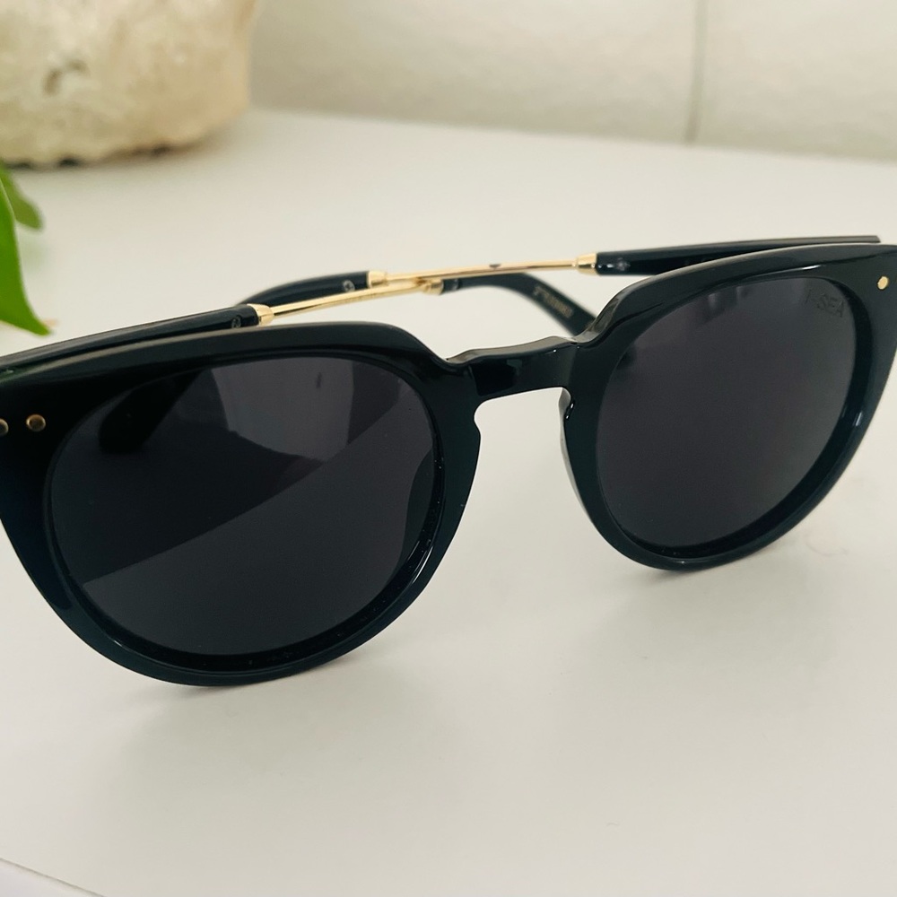 I-SEA Black & Gold polarized sunglasses